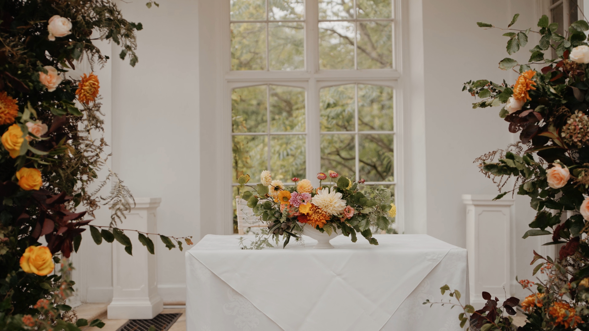 Wedding table setup with flowers as the centerpiece, showcasing the trend of floral details in 2025 weddings.